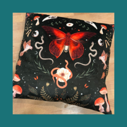 Handgemaakt Kussen Velours Crimson Moth bij Fairytale books cards and gifts